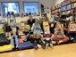 Bischof Gohl mit einer Kindergruppe