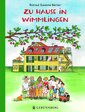 Im Hintergrund ist ein Mehrfamilienhaus zu sehen, davor steht eine Großfamilie (Großeltern, Eltern, Kinder). 